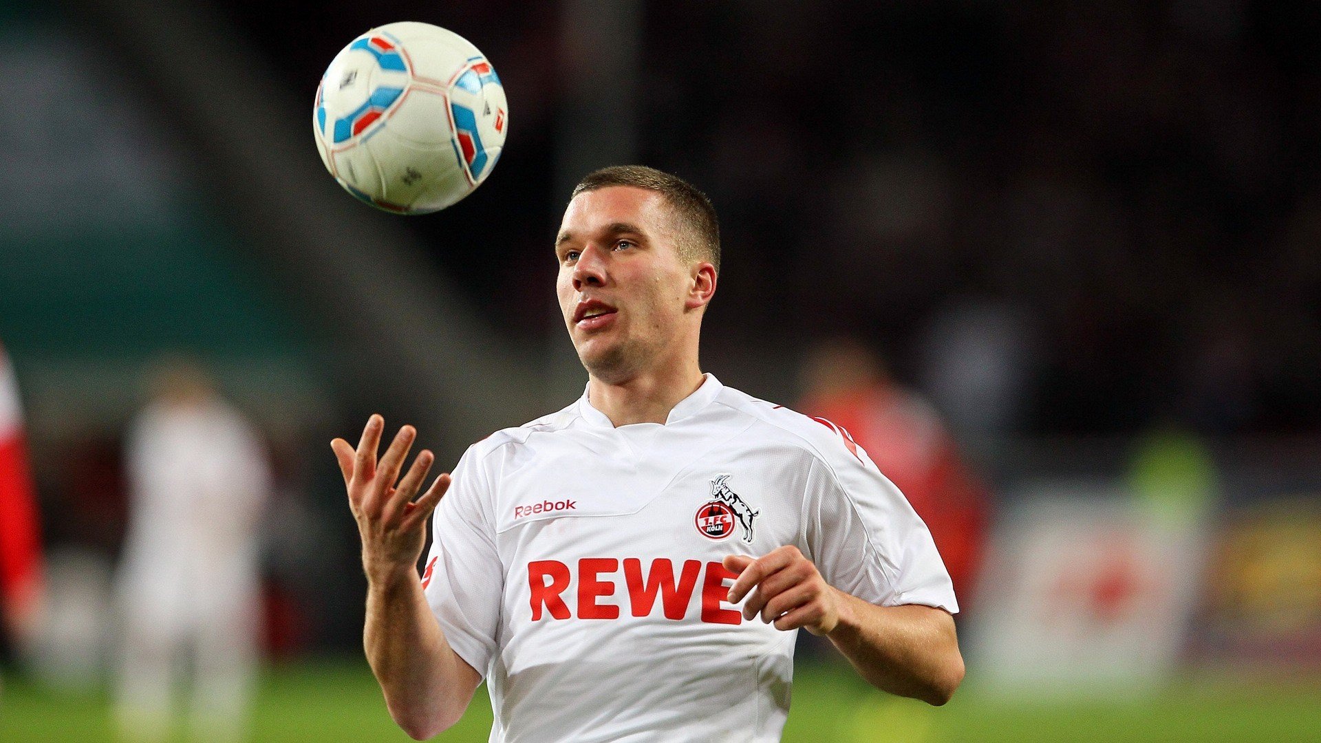 外援在比赛中展现领导力帮助队友协调站位与防线沟通，球队外援