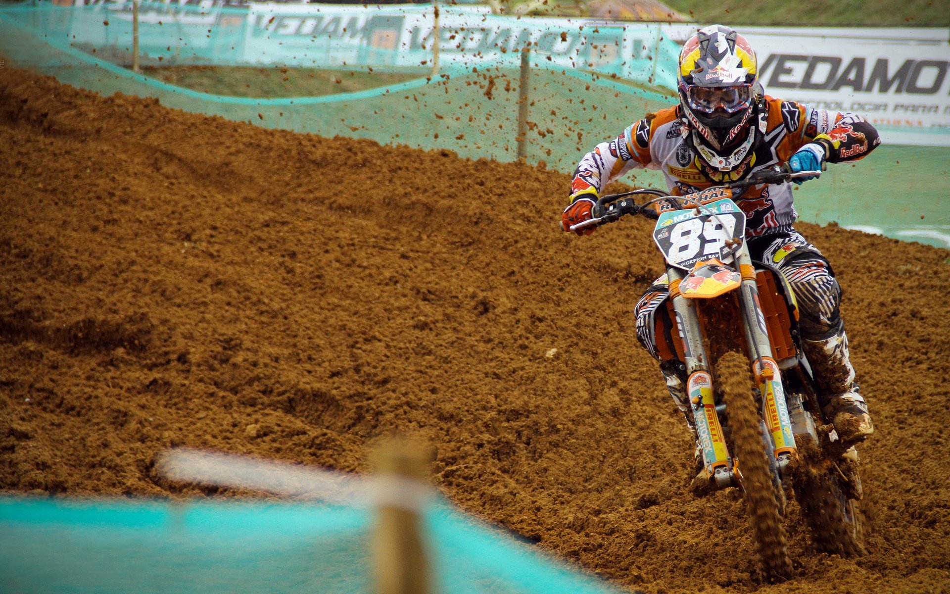 背泳转身动作流畅，技术提升明显，背泳教学视频分解动作